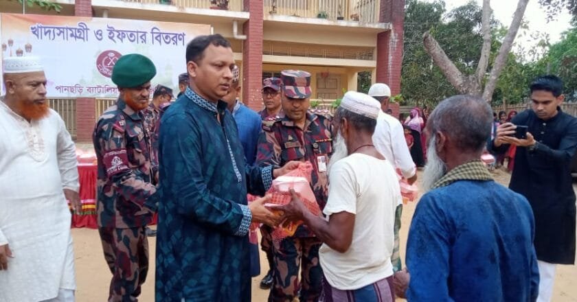 পানছড়িতে বিজিবির ইফতার সামগ্রী বিতরণ