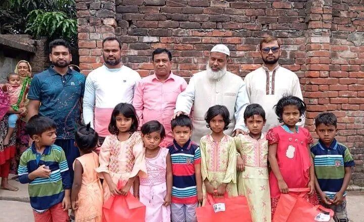 বগুড়ায় পথের দিশার উদ্যোগে বস্তির শিশুদের মাঝে ঈদ উপহার বিতরণ
