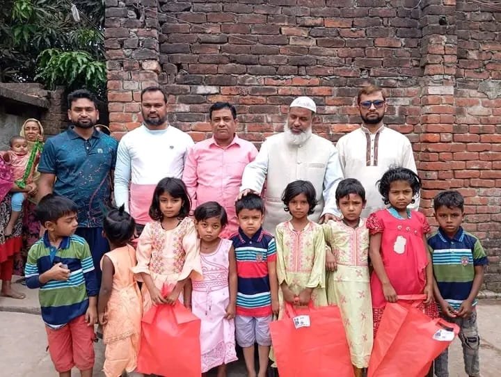 বগুড়ায় পথের দিশার উদ্যোগে বস্তির শিশুদের মাঝে ঈদ উপহার বিতরণ