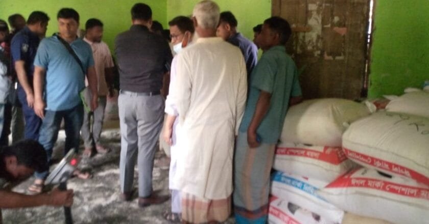 নাগেশ্বরীর কালীগঞ্জে ভিজিএফ চাল মজুদের অভিযোগ: ৭১ বস্তা চাল জব্দ, তদন্ত চলমান