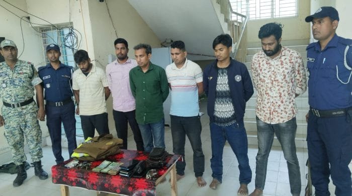 বগুড়ায় রাজশাহী ডিবি পুলিশের ৬ সদস্য গ্রেপ্তার