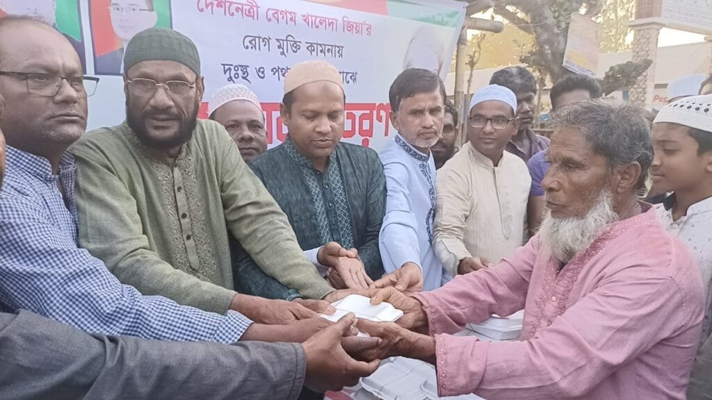 ফুলবাড়ীতে পথচারীদের মাঝে ইফতার বিতরণ করলো স্বেচ্ছাসেবক দল