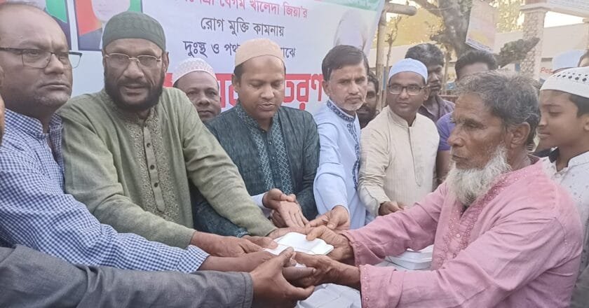 ফুলবাড়ীতে পথচারীদের মাঝে ইফতার বিতরণ করলো স্বেচ্ছাসেবক দল