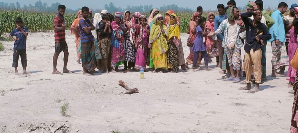 ফুলবাড়ীতে ভুট্টা ক্ষেতে অজ্ঞাত যুবকের লাশ উদ্ধার