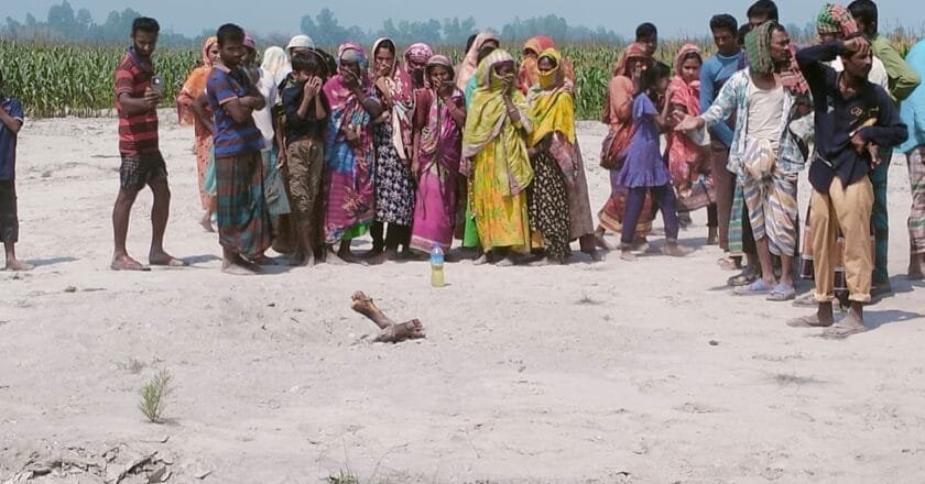 ফুলবাড়ীতে ভুট্টা ক্ষেতে অজ্ঞাত যুবকের লাশ উদ্ধার
