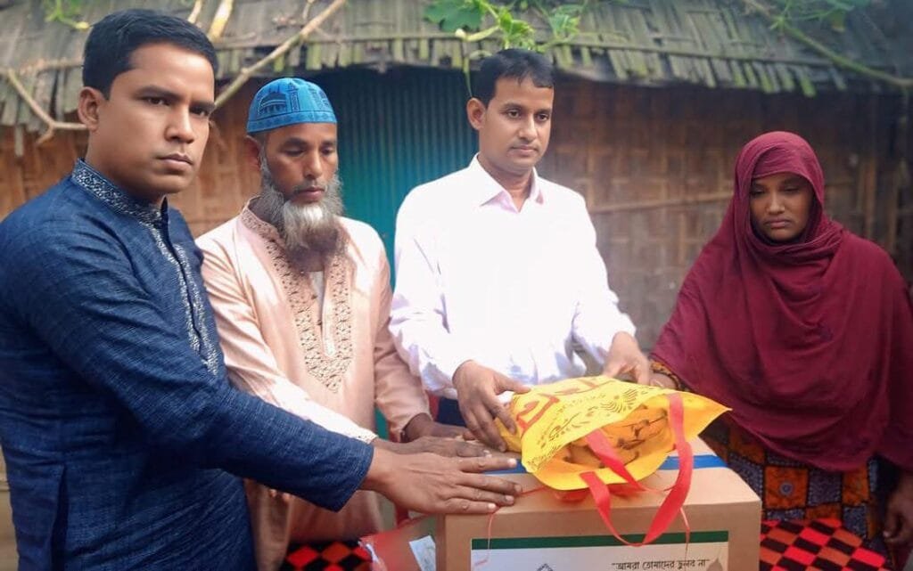 নাগেশ্বরীতে শহীদ পরিবারের মাঝে ঈদ উপহার বিতরণ