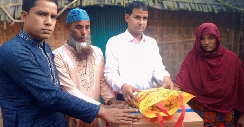 নাগেশ্বরীতে শহীদ পরিবারের মাঝে ঈদ উপহার বিতরণ