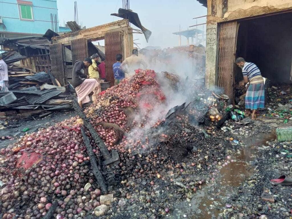 দিঘীনালার বোয়ালখালী বাজারে আগুনে ভস্মীভূত ১৬ দোকান