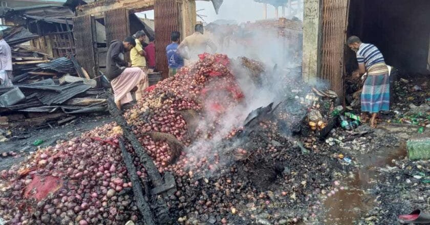 দিঘীনালার বোয়ালখালী বাজারে আগুনে ভস্মীভূত ১৬ দোকান