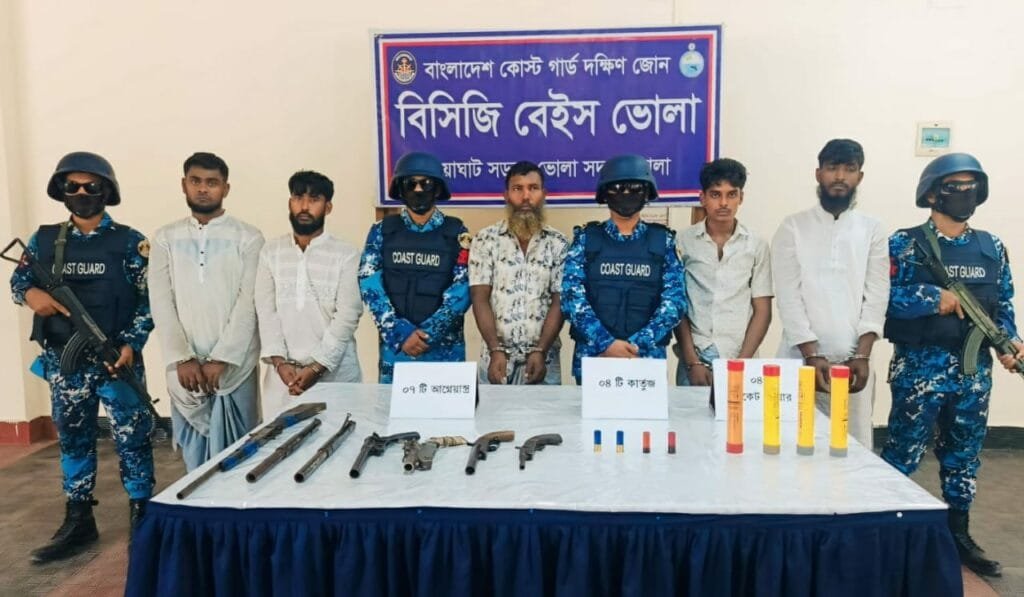 ভোলার তজুমদ্দিনের চরে দেশীয় অস্ত্র সহ ৫ ডাকাত আটক