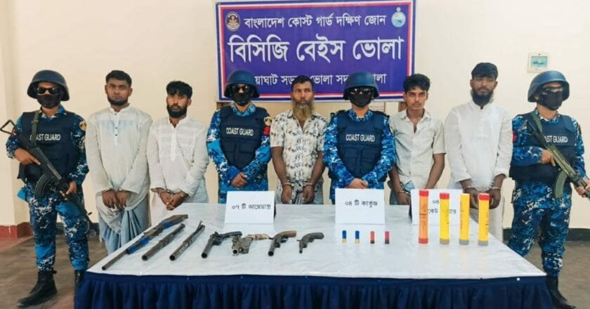 ভোলার তজুমদ্দিনের চরে দেশীয় অস্ত্র সহ ৫ ডাকাত আটক