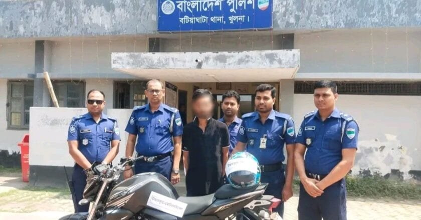 বটিয়াঘাটায় মোটরসাইকেল ছিনতাইয়ের ঘটনায় ৪ জন গ্রেফতারসহ মোটরসাইকেল উদ্ধার