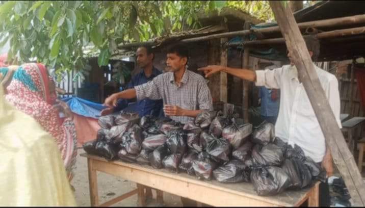 সুরমা সমাজ উন্নয়ন সংস্থা বদলগাছীর উদ্যোগে ইফতার ও ঈদ সামগ্রী বিতরণ