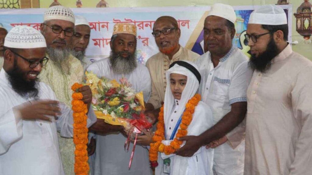 বরিশালে ৭ মাসে পুরো কোরআন মুখস্থ করলেন আব্দুল্লাহ