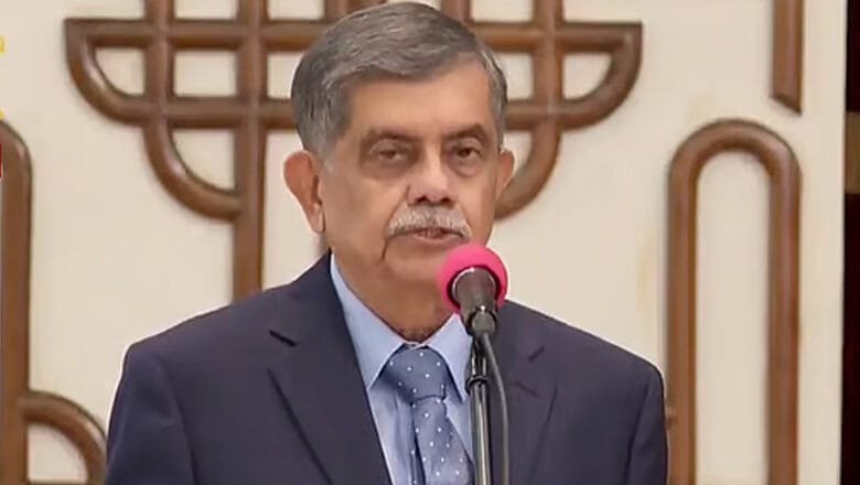 উপদেষ্টা হিসেবে শপথ নিলেন সি আর আবরার, পাবেন শিক্ষা মন্ত্রণালয়