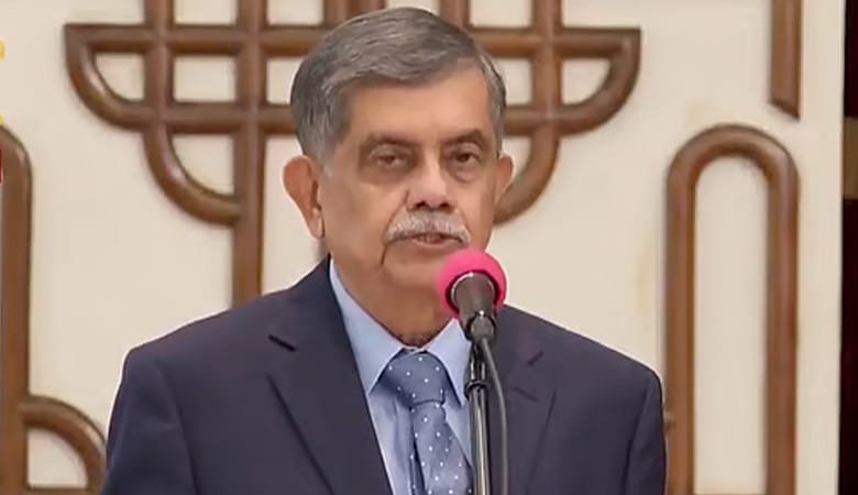 উপদেষ্টা হিসেবে শপথ নিলেন সি আর আবরার, পাবেন শিক্ষা মন্ত্রণালয়