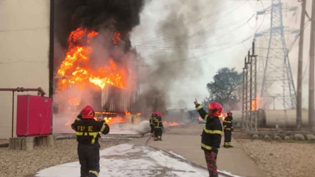 সাভারে পাওয়ার গ্রিডে ভয়াবহ অগ্নিকাণ্ড, নিয়ন্ত্রণে ৯ ইউনিট