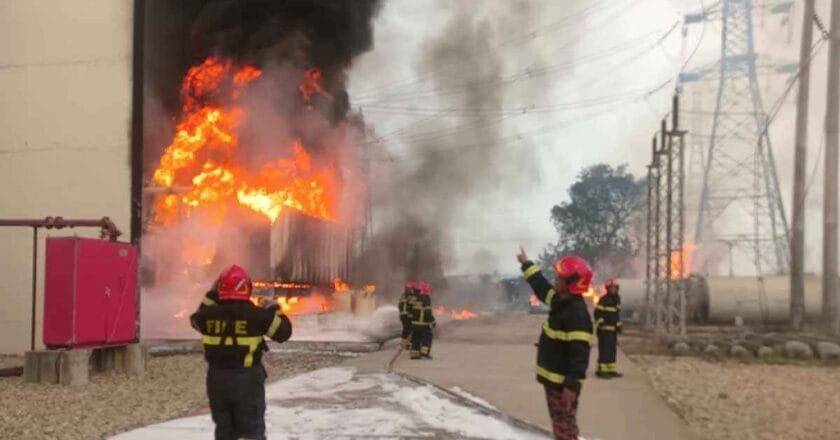 সাভারে পাওয়ার গ্রিডে ভয়াবহ অগ্নিকাণ্ড, নিয়ন্ত্রণে ৯ ইউনিট