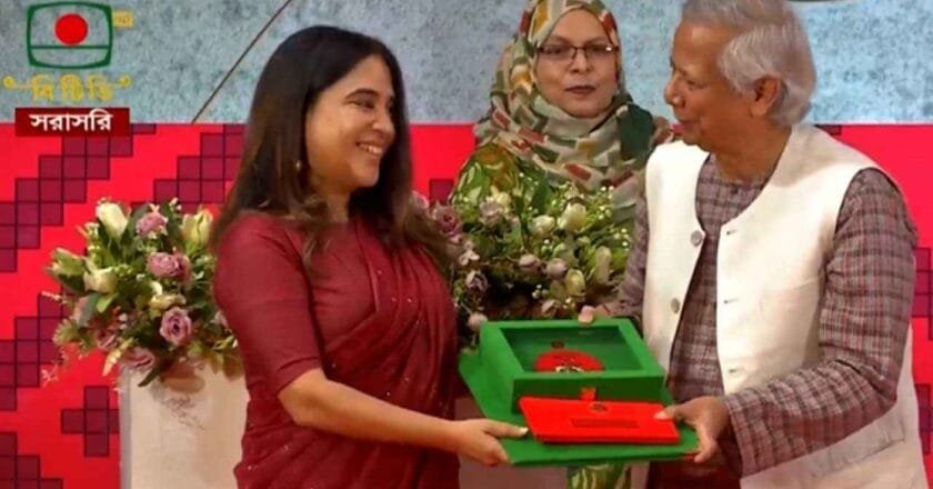 ৭ বিশিষ্টজনকে স্বাধীনতা পুরস্কার তুলে দিলেন প্রধান উপদেষ্টা