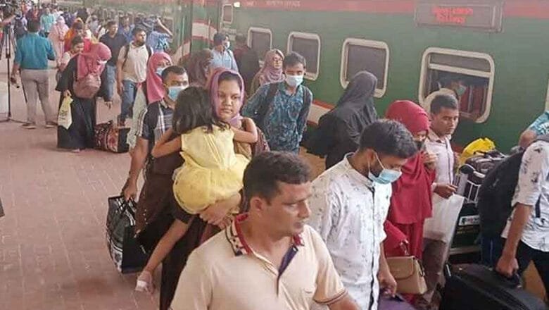 নির্ধারিত সময়ে ছাড়ছে ট্রেন, যাত্রীদের স্বস্তি