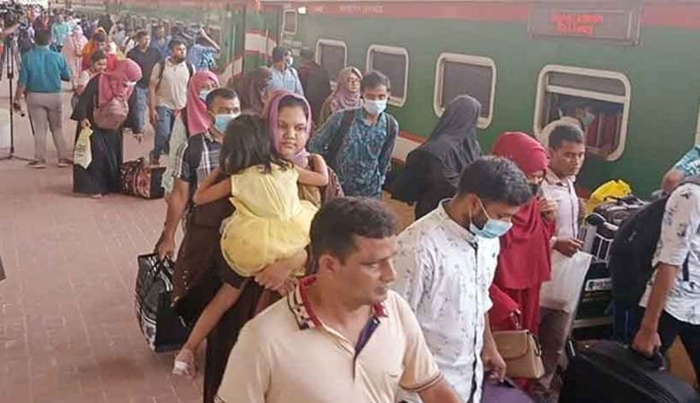 নির্ধারিত সময়ে ছাড়ছে ট্রেন, যাত্রীদের স্বস্তি
