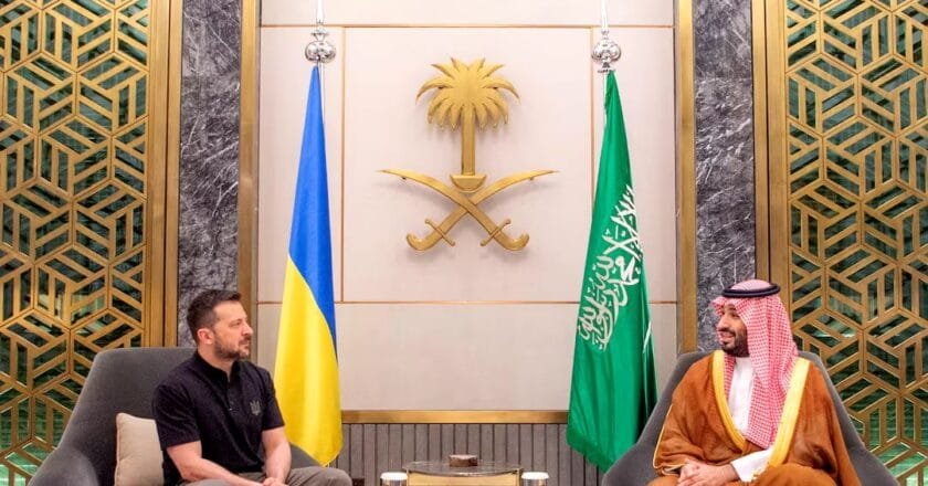 ইউক্রেন-মার্কিন আলোচনার আগে জেলেনস্কি সৌদি আরব যাচ্ছেন আজ