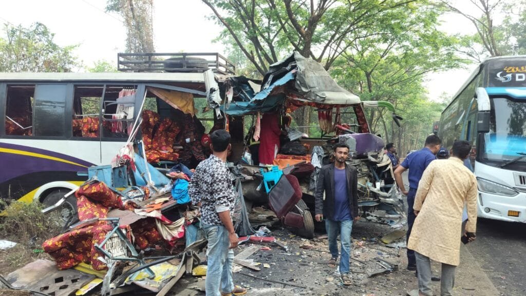 লোহাগাড়ায় বাসের মুখোমুখি সংঘর্ষে প্রাণ গেল ৫ জনের, আহত ৯