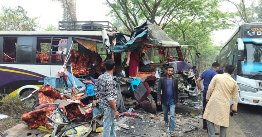 লোহাগাড়ায় বাসের মুখোমুখি সংঘর্ষে প্রাণ গেল ৫ জনের, আহত ৯