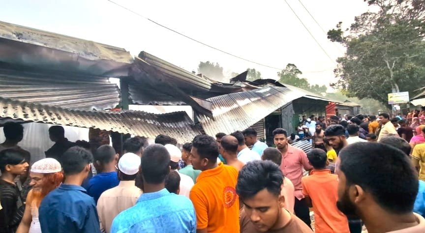 শিবেরডাঙ্গী বাজারে ভয়াবহ অগ্নিকাণ্ড: ১১টি দোকান পুড়ে ৬৫ লাখ টাকার ক্ষতি