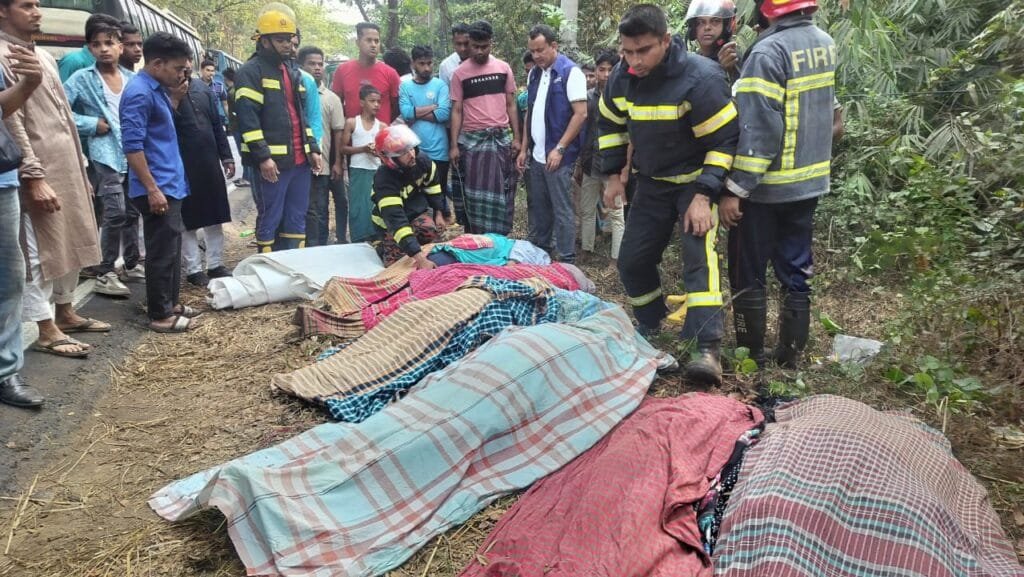 লোহাগাড়া সড়ক দূর্ঘটনায় মৃতের সংখ্যা বেড়ে ১০