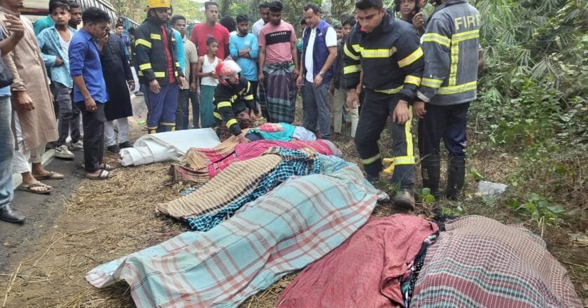 লোহাগাড়া সড়ক দূর্ঘটনায় মৃতের সংখ্যা বেড়ে ১০