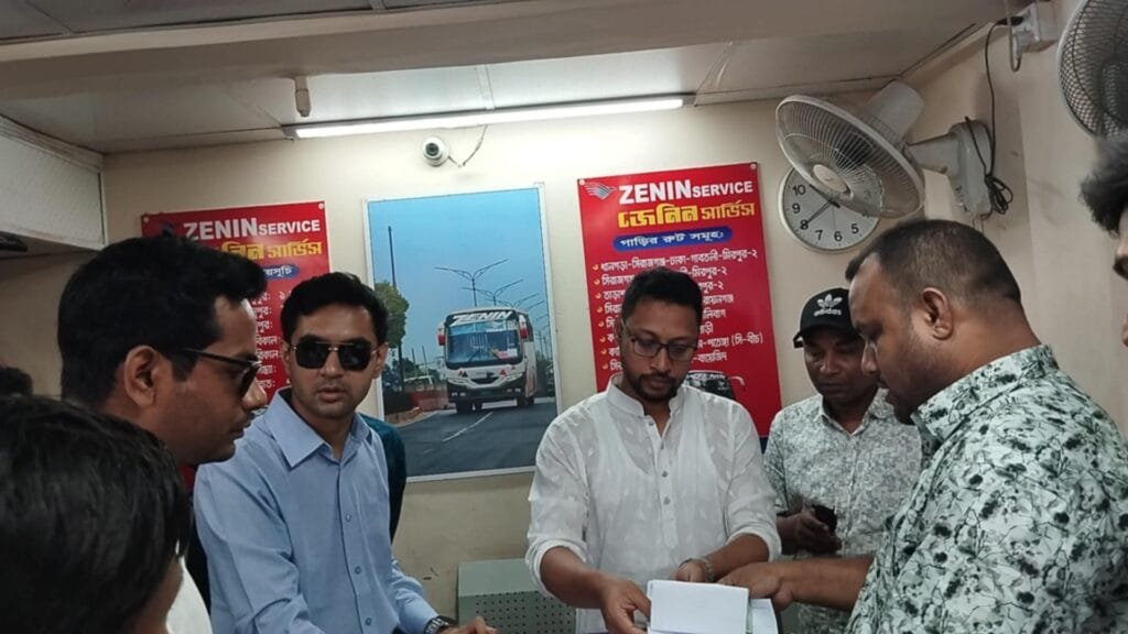 অতিরিক্ত ভাড়া নেওয়ার অভিযোগে সিরাজগঞ্জের বাস কাউন্টারগুলোতে অভিযান-জরিমানা