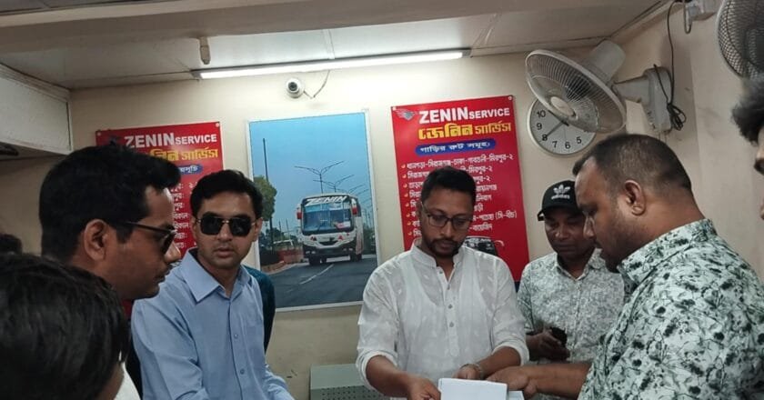 অতিরিক্ত ভাড়া নেওয়ার অভিযোগে সিরাজগঞ্জের বাস কাউন্টারগুলোতে অভিযান-জরিমানা