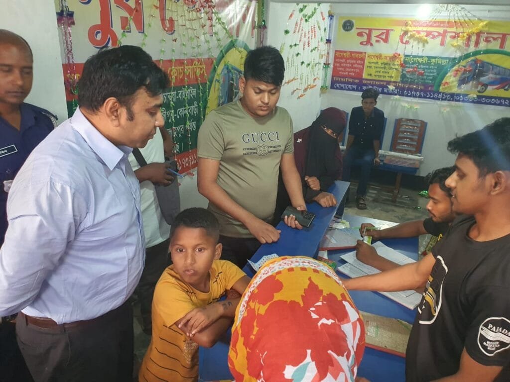 নাগেশ্বরীতে বাস কাউন্টারে ভাড়া নিয়ন্ত্রণে অভিযান, অতিরিক্ত ভাড়া ফেরত ও জরিমানা
