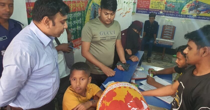 নাগেশ্বরীতে বাস কাউন্টারে ভাড়া নিয়ন্ত্রণে অভিযান, অতিরিক্ত ভাড়া ফেরত ও জরিমানা