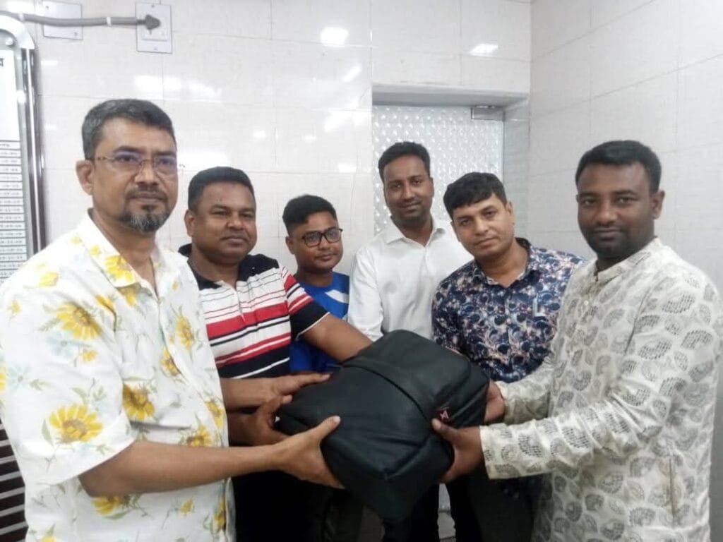 বগুড়ার সিএনজি চালকের সততায় সবাই মুগ্ধ