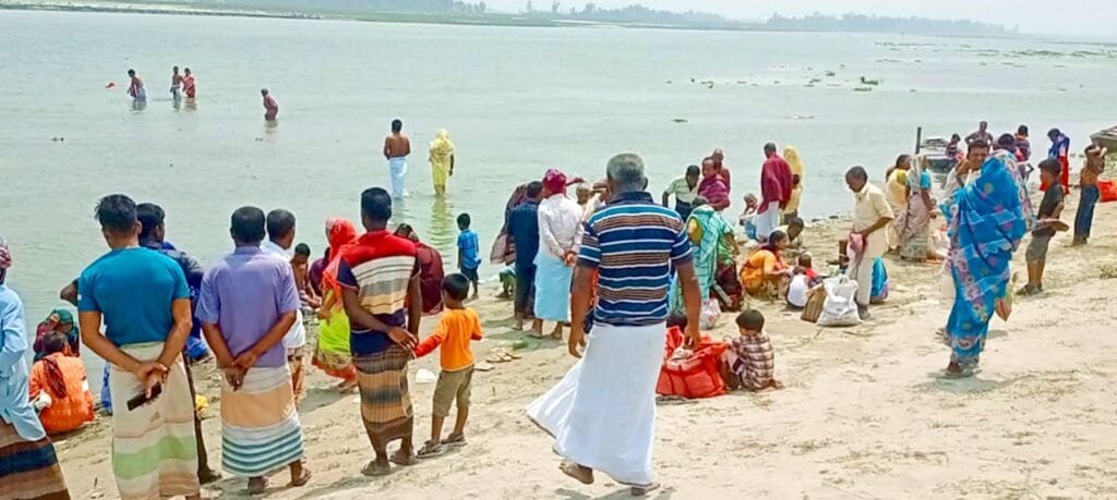 ব্রহ্মপুত্র তীরে অষ্টমী স্নান ও গঙ্গাপূজা: কচাকাটায় হাজারো পুণ্যার্থীর সমাগম