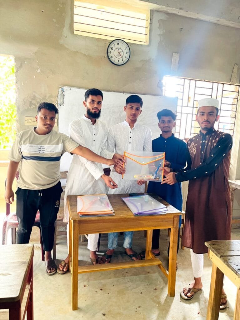 দাখিল পরীক্ষার্থীদের মাঝে শিক্ষাসামগ্রী বিতরণ করল মছনের হাট উদ্দীপ্ত তরুণ সংঘ