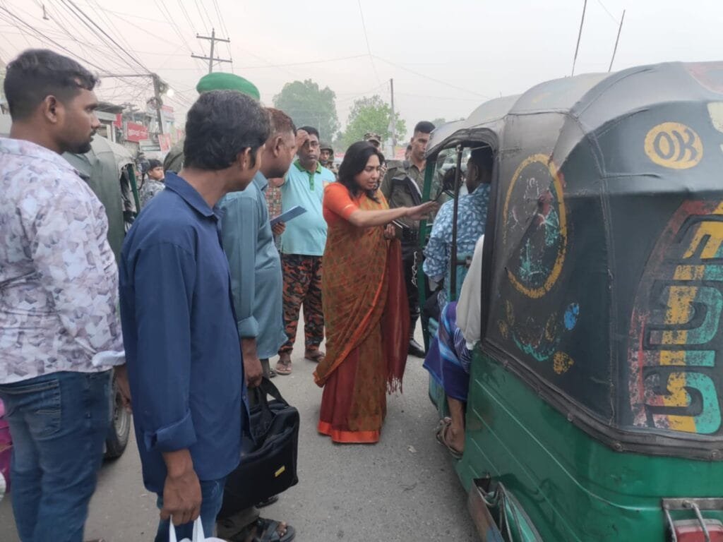 সিরাজগঞ্জে পরিবহণ ভাড়া নিয়ন্ত্রণে ইউএনও'র অভিযান, চালকদের জরিমানা