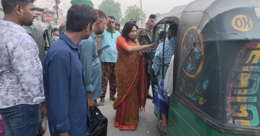 সিরাজগঞ্জে পরিবহণ ভাড়া নিয়ন্ত্রণে ইউএনও’র অভিযান, চালকদের জরিমানা