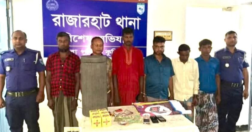 রাজারহাটে জুয়ার আসরে পুলিশের অভিযান: নগদ টাকা ও সরঞ্জামাদি সহ গ্রেফতার ৬