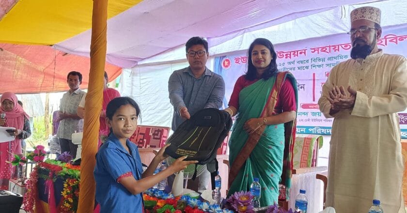 ইউনিয়ন উন্নয়ন তহবিল থেকে দুর্গম পাহাড়ে শিক্ষা উপকরণ বিতরণ