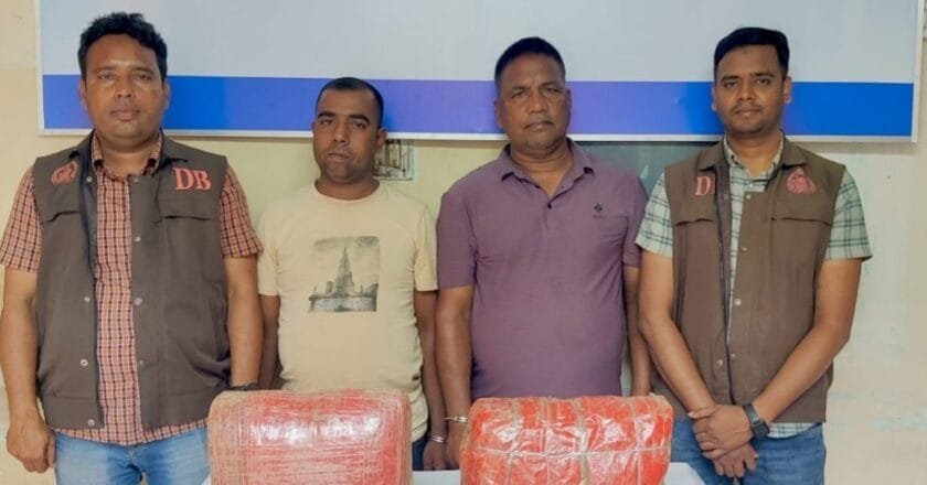 বগুড়ায় ১০ কেজি গাঁজাসহ দুই মাদক কারবারি গ্রেপ্তার