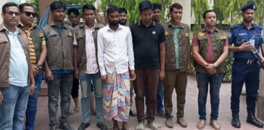 বদলগাছীতে অর্থের বিনিময়ে কনস্টেবল নিয়োগের নামে প্রতারনা: বিজিবি সদস্যসহ দুই প্রতারক গ্রেফতার