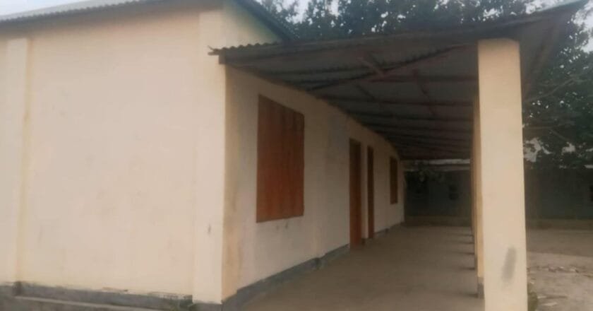 বেলকুচিতে প্রধান শিক্ষক ও সভাপতির অনুপস্থিতিতে সরকারি বই বিক্রি! 