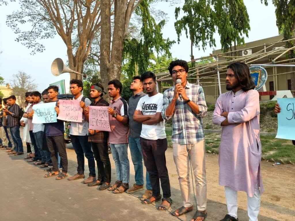 কুয়েট শিক্ষার্থীদের বহিষ্কারের প্রতিবাদে ও উপাচার্যের পদত্যাগের দাবিতে রাবিতে প্রতিবাদ সমাবেশ