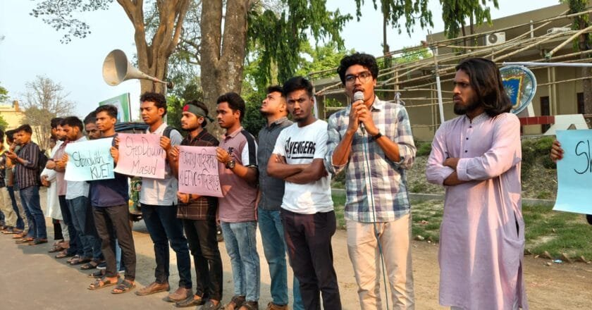 কুয়েট শিক্ষার্থীদের বহিষ্কারের প্রতিবাদে ও উপাচার্যের পদত্যাগের দাবিতে রাবিতে প্রতিবাদ সমাবেশ