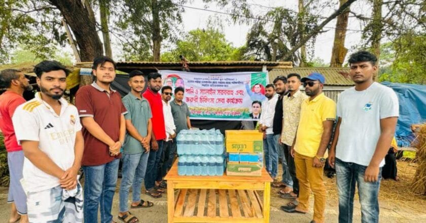 বেলকুচিতে ছাত্রদলের উদ্যোগে বিশুদ্ধ পানি ও স্যালাইন বিতরণ