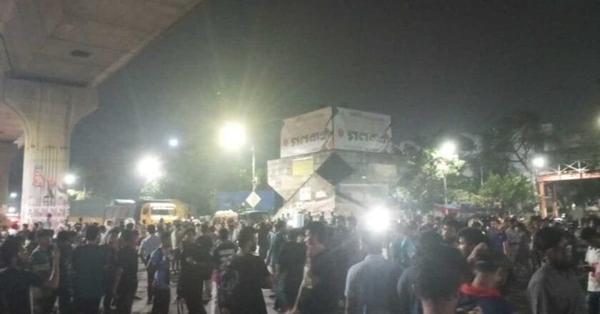 কুয়েটের শিক্ষার্থীদের সাথে ঐক্যমত পোষণ করে ঢাবিতে মিছিল ও শাহবাগ ব্লকেড কর্মসূচি পালন