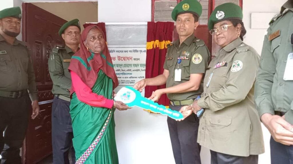 পানছড়িতে নতুন সেমি-পাকা পেলেন ভিডিপি সদস্যা আয়শা খাতুন, উদ্ভোদন করেন বাহিনী প্রধান